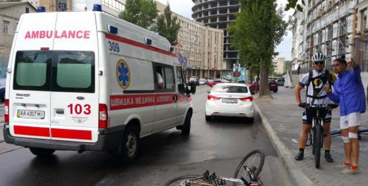 В Киеве маршрутка сбила девушку-велосипедистку
