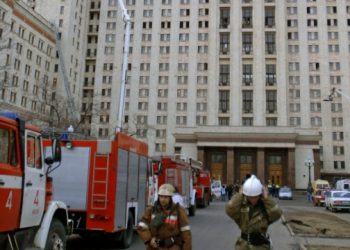 В Москве загорелся корпус МГУ