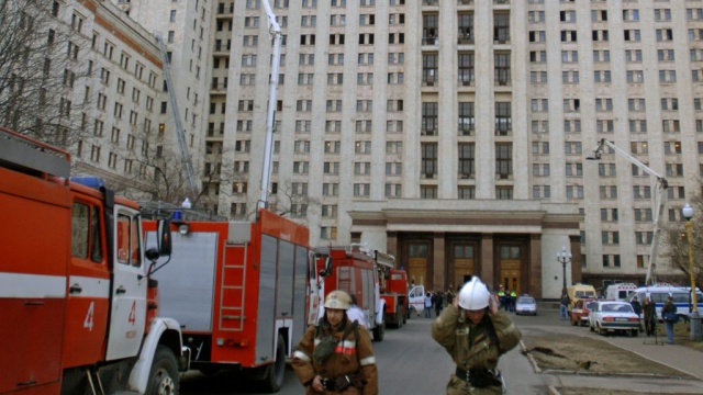 В Москве загорелся корпус МГУ
