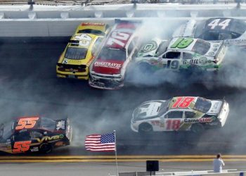 В результате аварии на гонке NASCAR пострадали три человека