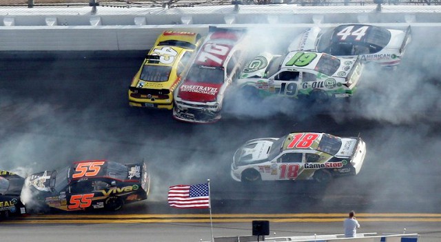 В результате аварии на гонке NASCAR пострадали три человека