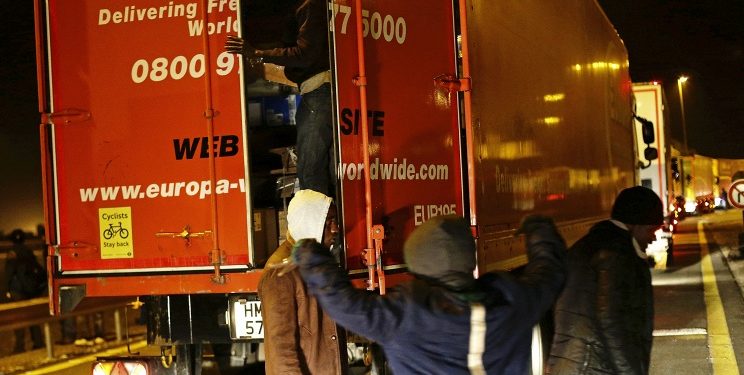 CМИ: Тысячи нелегалов пытались взять штурмом туннель под Ла-Маншем