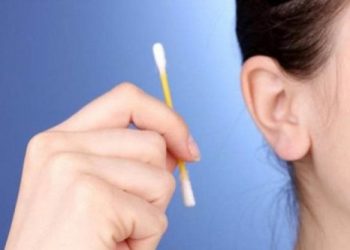 Специалисты не советуют чистить уши ватными палочками