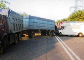 В Одесской области столкнулись КамАЗ и микроавтобус, есть погибшие