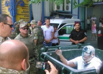 Активисты в Одессе облили зеленкой защитника русского языка Косьмина