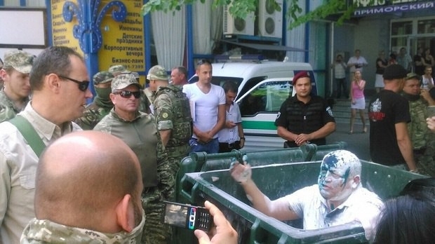 Активисты в Одессе облили зеленкой защитника русского языка Косьмина