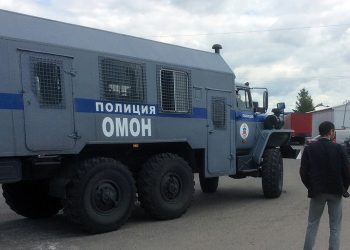 Оптовый рынок на Салова окружило несколько сотен оперативников
