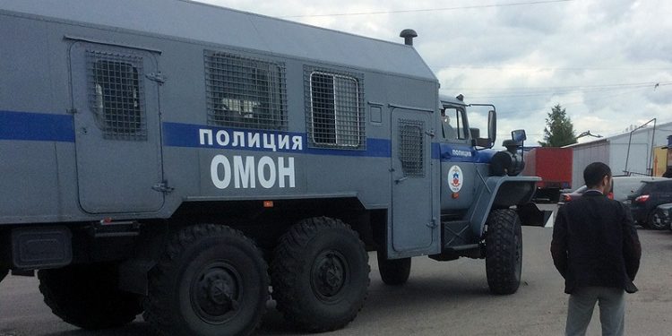 Оптовый рынок на Салова окружило несколько сотен оперативников