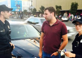 Киевские патрульные оштрафовали Парасюка за проезд на красный свет