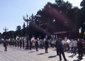 У здания Верховной Рады Украины проходит три митинга