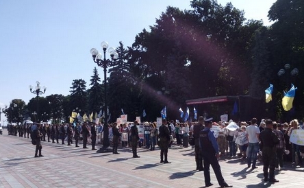 У здания Верховной Рады Украины проходит три митинга