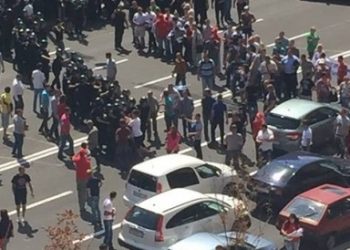 Активисты перекрыли движение транспорта на Крещатике