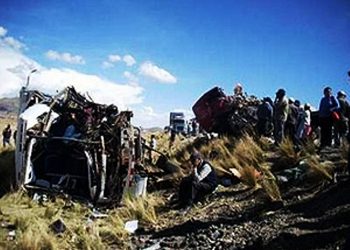 Пятнадцать человек погибли при падении автобуса с 700-метрового склона горы в Перу