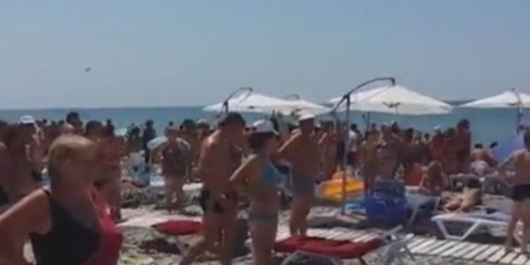 На пляже в Сочи включают гимн РФ