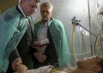 Порошенко наградил милиционеров, пострадавших от теракта во Львове