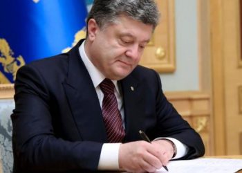 Порошенко уволил еще одного посла