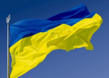 В Славянске мужчина сжег украинский флаг