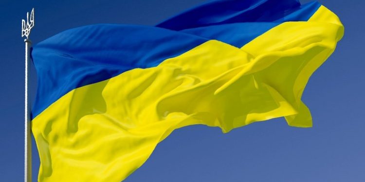 В Славянске мужчина сжег украинский флаг
