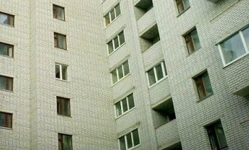 В Минске рано утром мужчина выпал из окна четвертого этажа