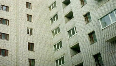 В Минске рано утром мужчина выпал из окна четвертого этажа