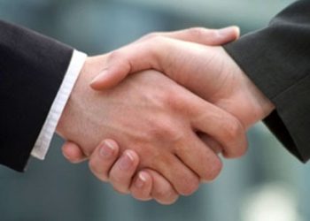 Ученые рассказали, чем сопровождаются рукопожатия людей