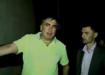 Саакашвили ночью контролировал снос стены на пляже