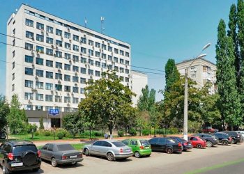 Работник суда в Одессе выбросился с крыши здания