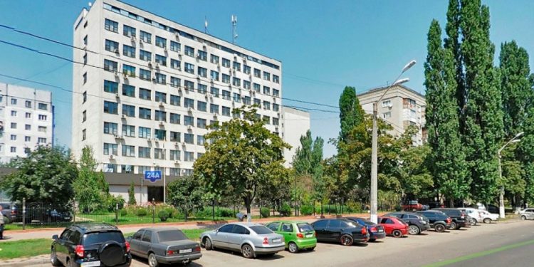 Работник суда в Одессе выбросился с крыши здания