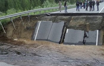 В Тюменской области ливнем размыло трассу