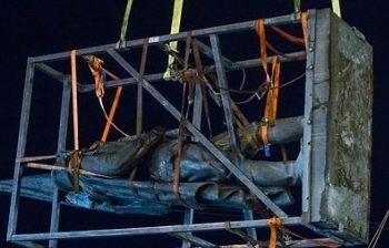 В Литве начался демонтаж советских скульптур