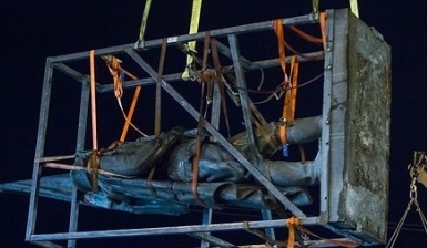 В Литве начался демонтаж советских скульптур