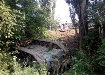 На трассе Ялта-Симферополь перевернулся российский танк