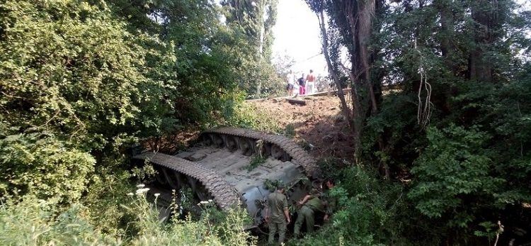 На трассе Ялта-Симферополь перевернулся российский танк