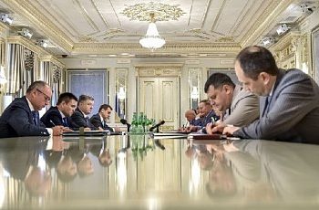 Порошенко требует от боевиков отказаться от выборов