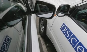 В Донецке проходит митинг под гостиницей с наблюдателями ОБСЕ