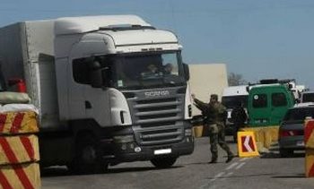 СБУ задержала два десятка грузовиков с продуктами для боевиков