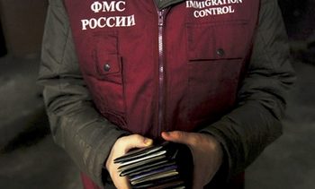 Гражданам России планируют выдавать по два загранпаспорта, - ФМС