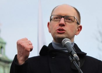 Яценюк поручил увеличить количество часов на изучение в школах иностранных языков