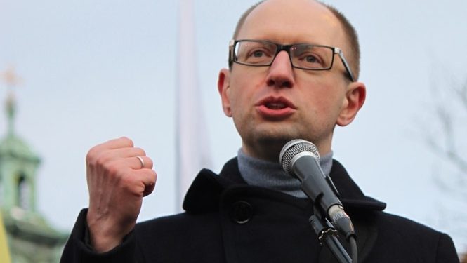 Яценюк поручил увеличить количество часов на изучение в школах иностранных языков