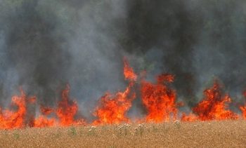 В результате обстрелов на Донбассе начинаются пожары