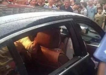 В Китае женщина пренебрегла спасением ребенка ради своего BMW