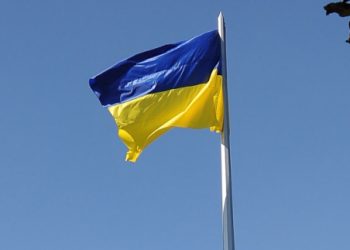 В Краматорске трое злоумышленников сожгли украинский флаг