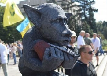 В Запорожье появился Путин с мертвым снегирем