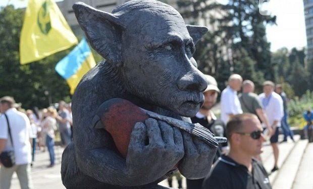 В Запорожье появился Путин с мертвым снегирем