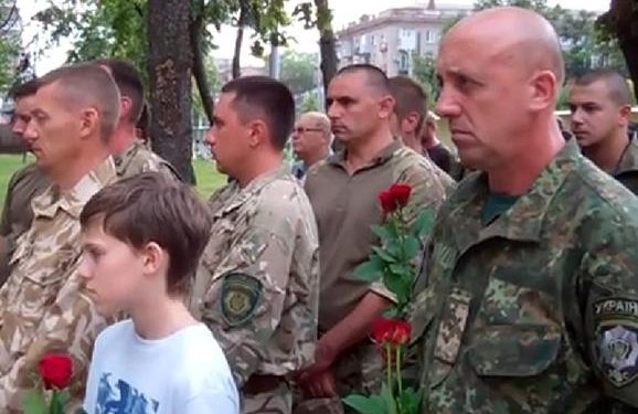 В Днепропетровске почтили память солдат, погибших год назад под Иловайском