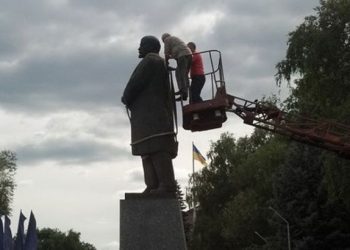 В Харьковской области прошел демонтаж памятника Ленину