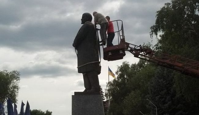В Харьковской области прошел демонтаж памятника Ленину