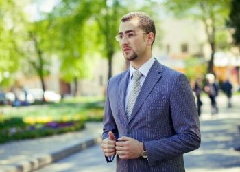 Активист, который попал яйцом в Януковича, возглавил департамент в ОГА