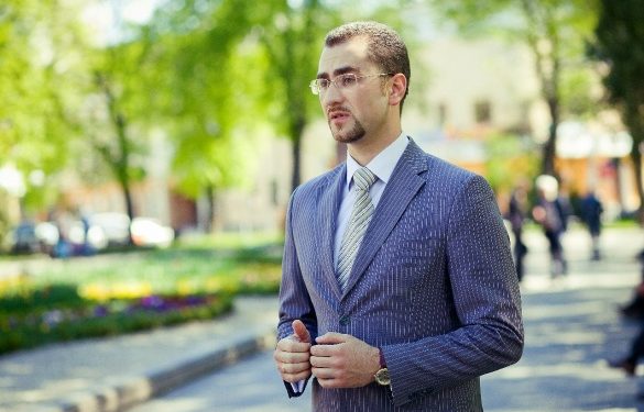 Активист, который попал яйцом в Януковича, возглавил департамент в ОГА