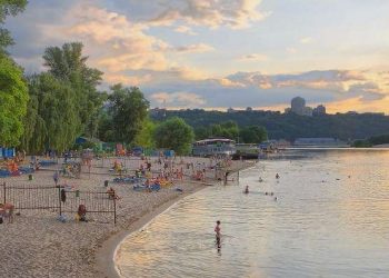 На всех пляжах Киева запретили купание